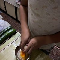 可能是 1 人、水波蛋和蛋黃的圖像