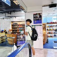可能是 3 個人、鞋子和文字的圖像