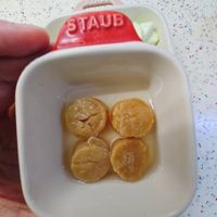 可能是蛋黃、龍眼和顯示的文字是「 APP STAUB 」的圖像