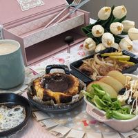 可能是半圓形餡餅、水波蛋和文字的圖像
