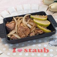 可能是肉排和顯示的文字是「 withLove Love with staub 」的圖像