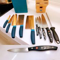 可能是刀和室內的圖像
