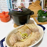 可能是 1 人、豆腐、火鍋和文字的圖像
