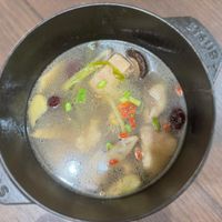 可能是火鍋、粥、豆腐、香菇、拉麵和文字的圖像