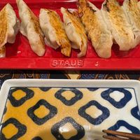 可能是生魚片、壽司和顯示的文字是「 STAUB 80000 」的圖像