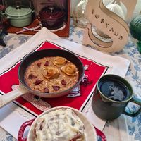 可能是肉桂捲、脆皮奶酥蛋糕和文字的圖像