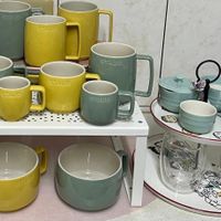 可能是碗盤架、咖啡杯和顯示的文字是「 STAUB STAUB STAUBI STAUB STAUB STAUB 日 SYAUB SYAUB STAUB 」的圖像
