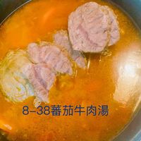 可能是燉小牛膝和顯示的文字是「 8-38蕃茄牛肉湯 Foodie 」的圖像