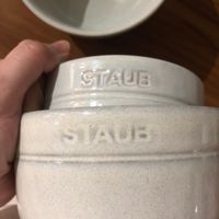 可能是顯示的文字是「 STAUB 」的圖像
