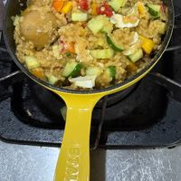 可能是西班牙大鍋飯、豆腐、炒飯和北非小米飯的圖像