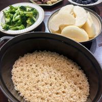 可能是北非小米飯、豆腐、炒飯和文字的圖像