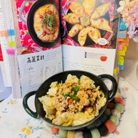 可能是西班牙大鍋飯、牧羊人派、豆腐、炒飯、肉餡餅和文字的圖像