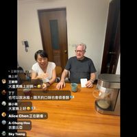 可能是 2 個人和顯示的文字是「晚上8：21 :21 月24日 選日 現正直播 現正直播36 36 수 8 4% 4% 王朝巢回被了説務三 晚上好 王朝榮 火星男晚上好啊~ 丁丁 也可以放冰箱，隔天的口味也會很香醇 也可以放冰箱 隔天的口味也會很香醇 蘇小珮 大家晚上好 Alice AliceChen正在觀看 Chen 正在觀看 A-ChungHsu Hsu 衣索比亞 Sky SkyTseng Tseng 非洲 留言..... 即時聊天室」的圖像