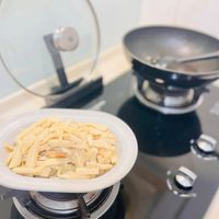 可能是義大利麵、鬆餅機和豆腐的圖像