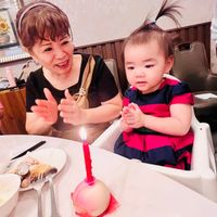 可能是 2 個人和嬰兒的圖像
