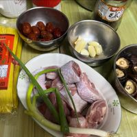 可能是麵、香菇和文字的圖像