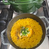 可能是印度香料飯、西班牙大鍋飯、北非小米飯和燉小牛膝的圖像
