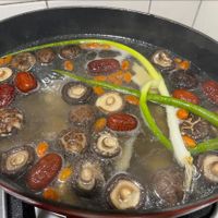 可能是火鍋、香菇和麵的圖像