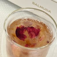 可能是飲料、甜點、小木犀樹和顯示的文字是「 BALMUDA 」的圖像
