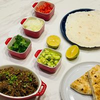 可能是印度香料飯、希臘旋轉烤肉和墨西哥捲餅的圖像