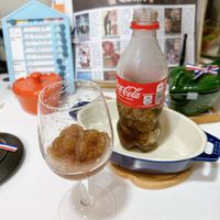可能是 1 人、飲料和文字的圖像