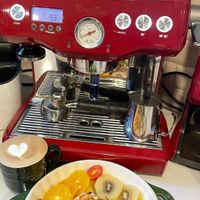 可能是咖啡杯、咖啡機、咖啡和文字的圖像