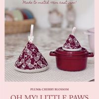 可能是顯示的文字是「 Made to match 10cm Madetomatul10omcsatireml cast castiron! iron! PLUM& CHERRY BLOSSOM OH MY! LITTLE PAWS endless charm. 」的圖像