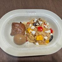 可能是水波蛋、北非小米飯和豆腐的圖像