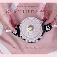 可能是 ‎1 人和‎顯示的文字是「 ‎PLUM& PLUM&CHERRYBLOSSOM CHERRY BLOSSOM OH MY! LITTLE MY!LITTLEPA PAWS SUIs BLOSON SOSSOTSS 3AA 0010วอล ยูง I ل Made to match 10cm cast castiron! iron!‎ 」‎‎ 的圖像