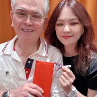 可能是 2 個人和文字的圖像