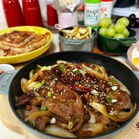 可能是肉排和文字的圖像