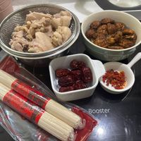 可能是‎豆腐、龍眼和‎顯示的文字是「 ‎STAUB STAUB ح Booster‎ 」‎‎ 的圖像