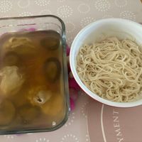 可能是義大利麵、麵、拉麵和文字的圖像