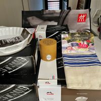 可能是工具袋和顯示的文字是「 2도고 ApeT 成 ZWILLING stanh staub TORCHON TORCHONDECU DE CUISINE staub staub Ceramique YSTAUB Brie Covered Bakar HAE enD 」的圖像
