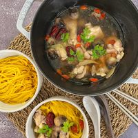 可能是豆腐、火鍋、拉麵、麵和香菇的圖像