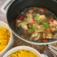 可能是火鍋、麵、拉麵和香菇的圖像