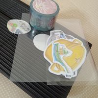 可能是咖啡杯和日記的插圖
