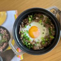 可能是水波蛋、蛋黃和文字的圖像