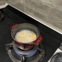 可能是鬆餅機和起司火鍋的圖像