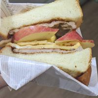 可能是總匯三明治、蘋果、雞肉三明治和文字的圖像