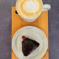 可能是蛋糕、咖啡和咖啡杯的圖像