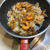 可能是西班牙大鍋飯、炒飯和蝦的圖像
