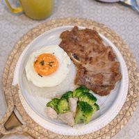 可能是肉排和水波蛋的圖像