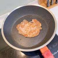 可能是鬆餅機、食物和顯示的文字是「 KURA 」的圖像