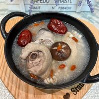 可能是粥、燉小牛膝和文字的圖像