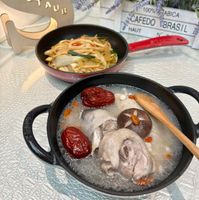 可能是豆腐、香菇、粥、火鍋、麵和顯示的文字是「いイアとん 100% 7 HAUT HAUT CAFEDO 100%ATABICA ABICA BRASIL N 」的圖像