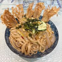 可能是炒麵、義大利麵、香菇、拉麵、麵和豆腐的圖像