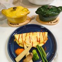 可能是歐姆蛋、豆腐、肉餡餅和文字的圖像