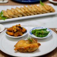 可能是豆腐、壽司和肉餡餅的圖像