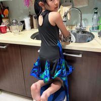 可能是 1 人、小孩和熨斗的圖像